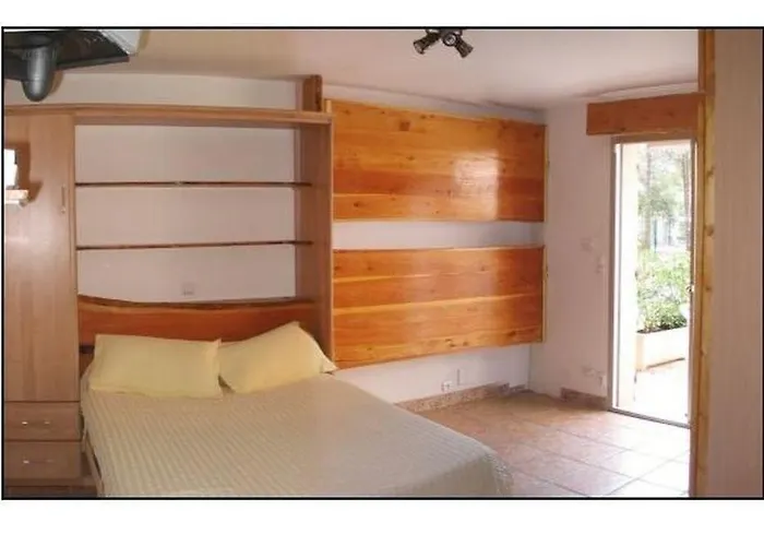 Location Villa et Studios Roquebrune-sur Argens avec Piscine