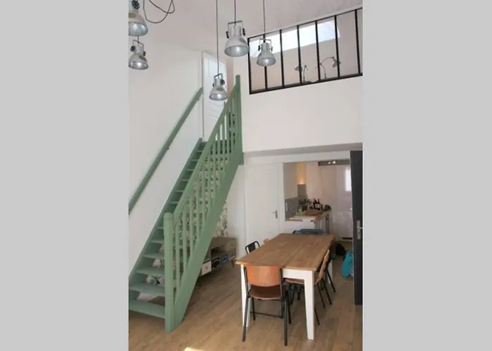 Superbe DUPLEX de 70m2 avec 2 CHAMBRES en HYPER CENTRE au CALME sur COUR classé 3 ETOILES avec PARKING en option La Rochelle  acceptant les animaux
