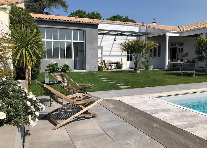Maison M, chambre privée accès jardin piscine et jacuzzi près de La Rochelle