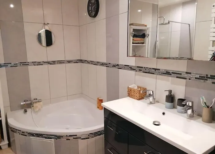 Jolie Maison De Ville 4 Chambres Avec Jacuzzi La Rochelle  Privée