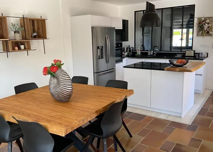 Spacious Villa With Terrace And Garden La Grande Motte