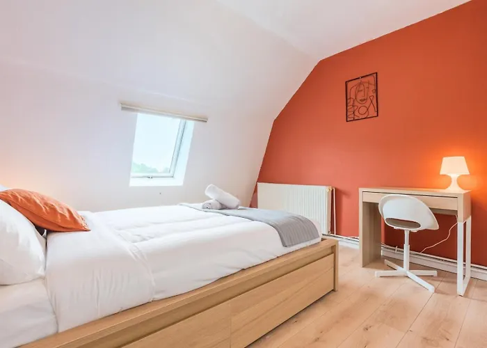 4 Bedroom & 2 Bathroom House Near Metro Tourcoing