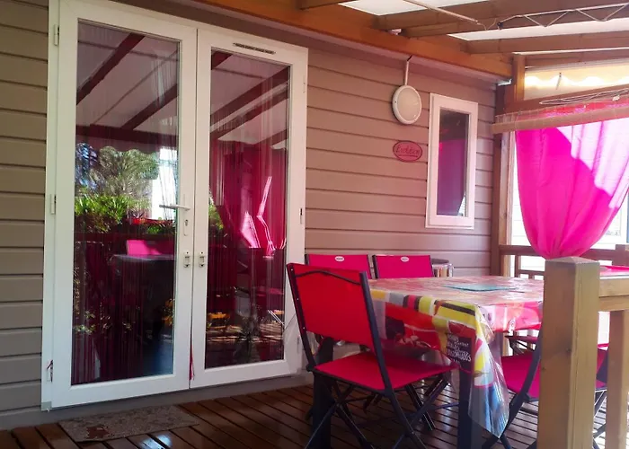 Bungalow de 3 chambres avec piscine partagee terrasse amenagee et wifi a Frejus a 8 km de la plage Privée