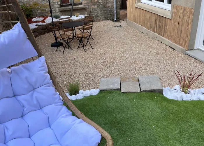 Beau Loft room proche mont saint Michel jaccuzi illimité en plein centre Avranches acceptant les animaux