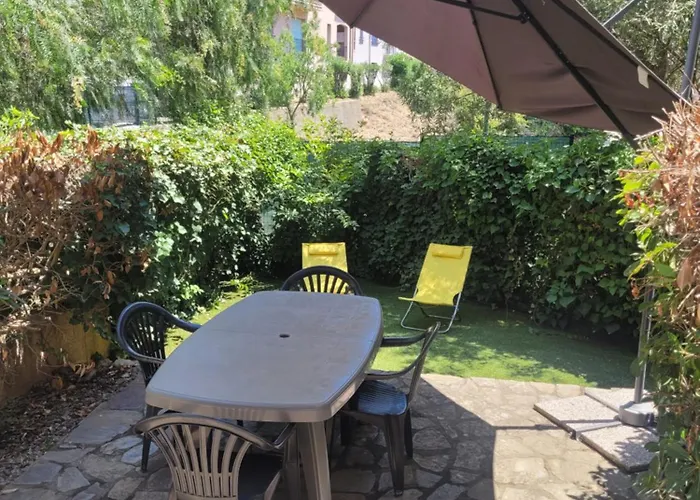COLLIOURE tres bel appart a 150 metres des plages avec jardin prive et parking dans residence securisee