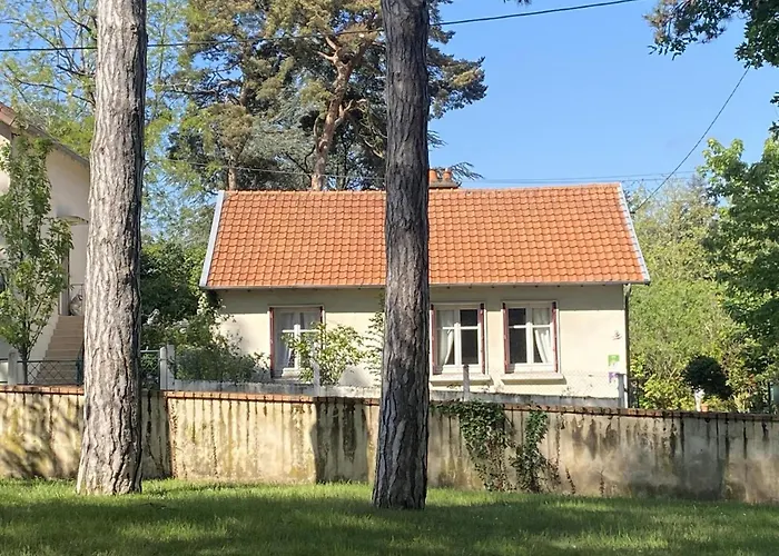 Charmante maison avec jardin en face du parc, proche commerces et attractions touristiques - FR-1-489-333 Moulins  Privée