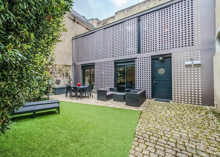 Maison d'architecte centre Tours jardin, climatisation, parking 5 p
