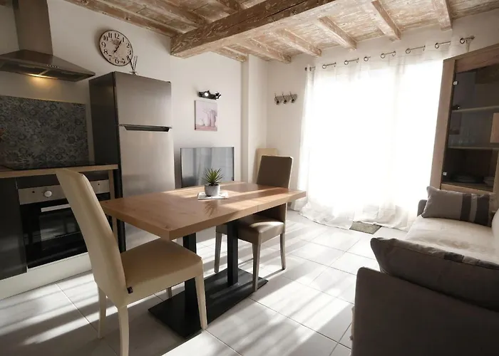 Nice Gite In A Small Residence With Swimming Pool To Share In Fontvieille, In The Alpilles In Provence, 2 Persons avec Piscine