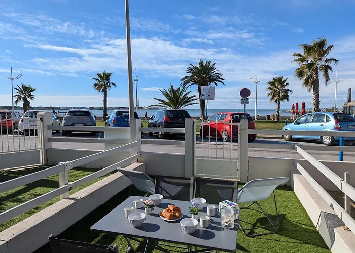 Sol-y-Days Goeland, Appartement avec terrasse front de mer et place de parking en centre-ville Le Grau-du-Roi acceptant les animaux