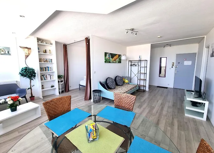 5 appartements indépendants situés à mi-chemin entre le Vieux Port et le Pont de l île de Ré La Rochelle 
