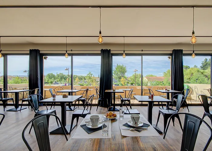 Hotel Les Nevons LʼIsle-sur-la-Sorgue